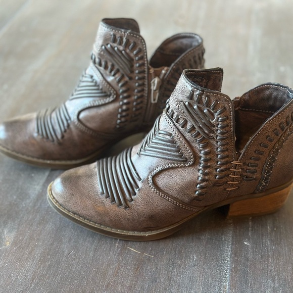 Not Rated Women’s 8 Brown Weaved Faux Leather Side Zip Nosara Ankle Bootie - Picture 3 of 7